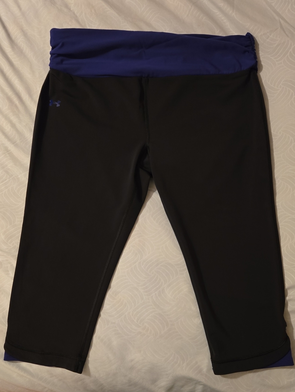 Under Armour Black Cropped/Capris Leggings with Purple Ruched Waist